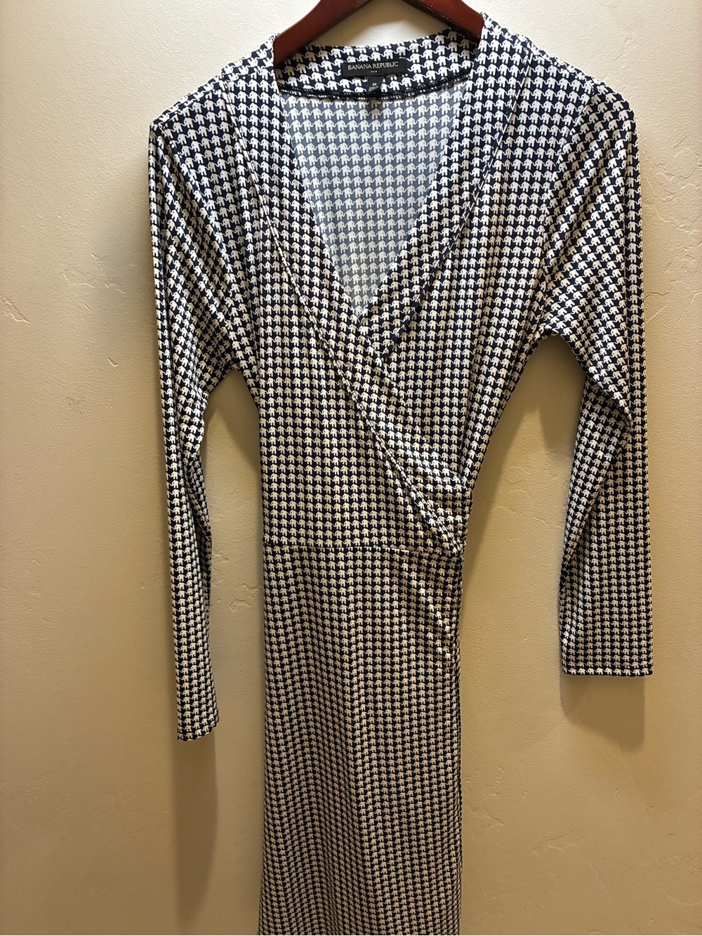 Banana Republic Black/White Elephant/Houndstooth wrap dress size M
